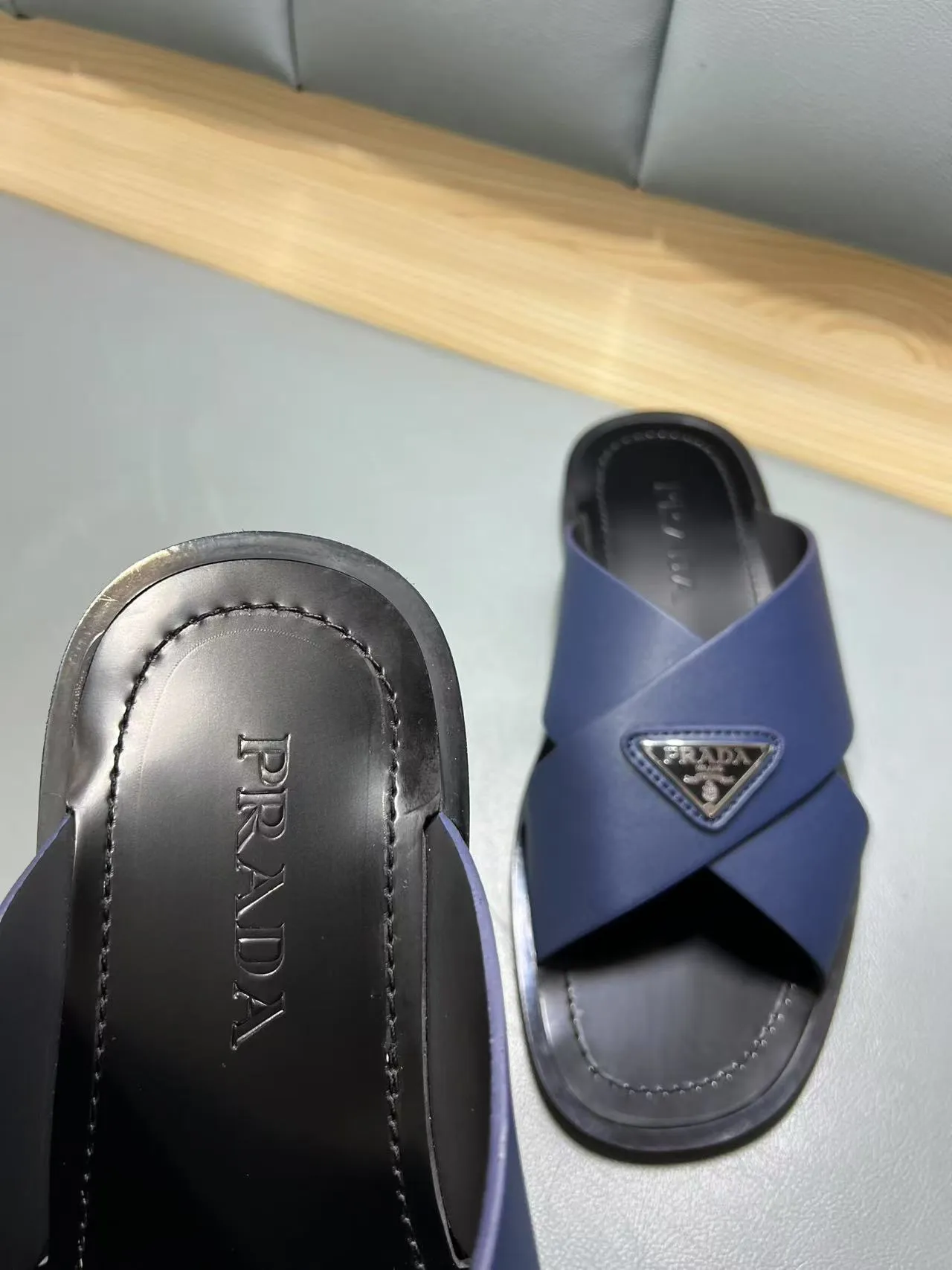 340💰PRADA Prada’s latest slippers are synchronized with the official website. This slipper is made of the brand’s unique and iconic Saffiano leather. The brand logo jumps out from the double straps, and the brand style is clearly visible. Cowhide gives men elegant charm and functional design, making it an ideal choice for vacation and leisure. Size:38-45